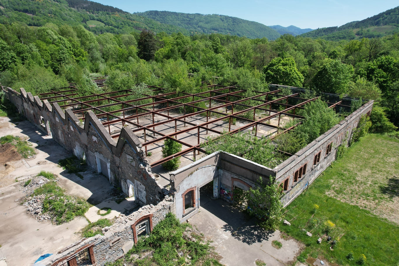 Photo d'un bâtiment en friche