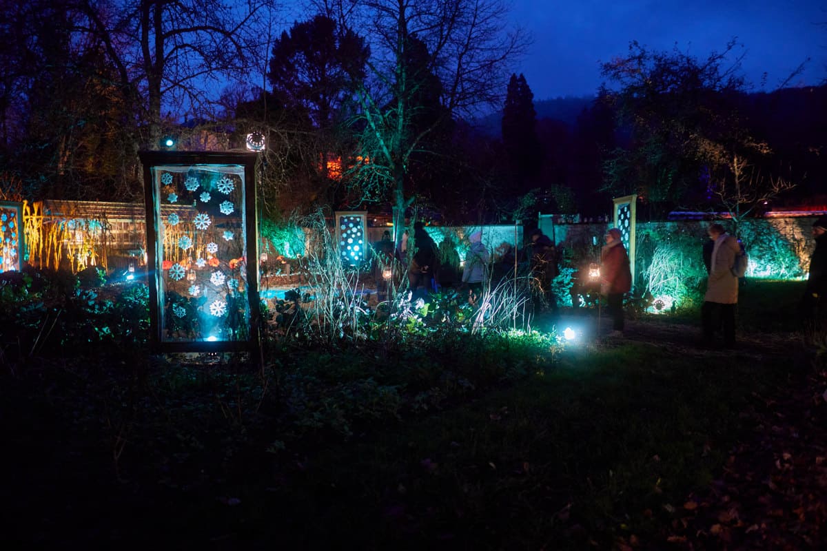 Photo des décors illuminés de Noël au Jardin au Parc de Wesserling