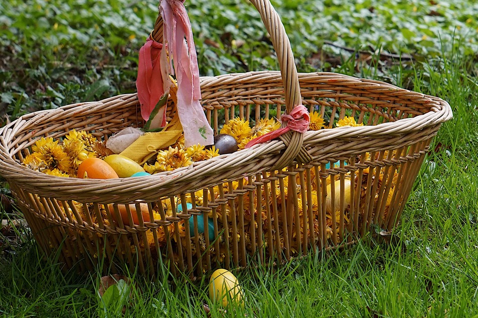 Panier de Pâques remplis d'œufs posé dans la nature